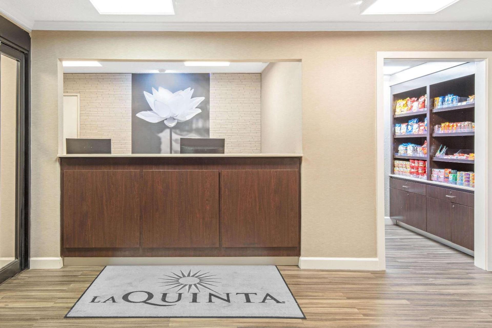 La Quinta by Wyndham Baton Rouge Siegen Lane photo 5