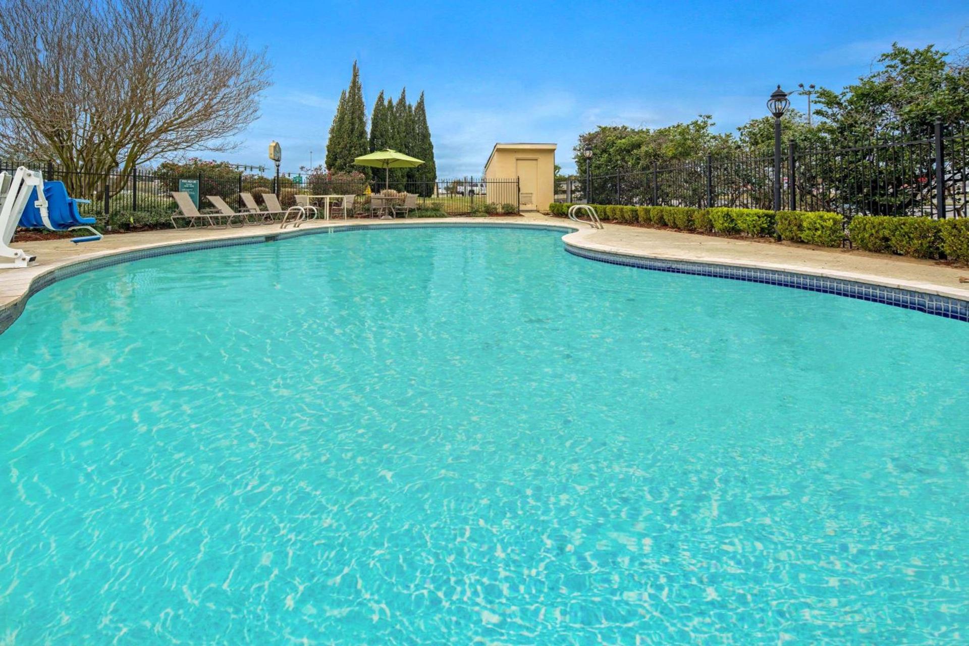 La Quinta by Wyndham Baton Rouge Siegen Lane photo 2
