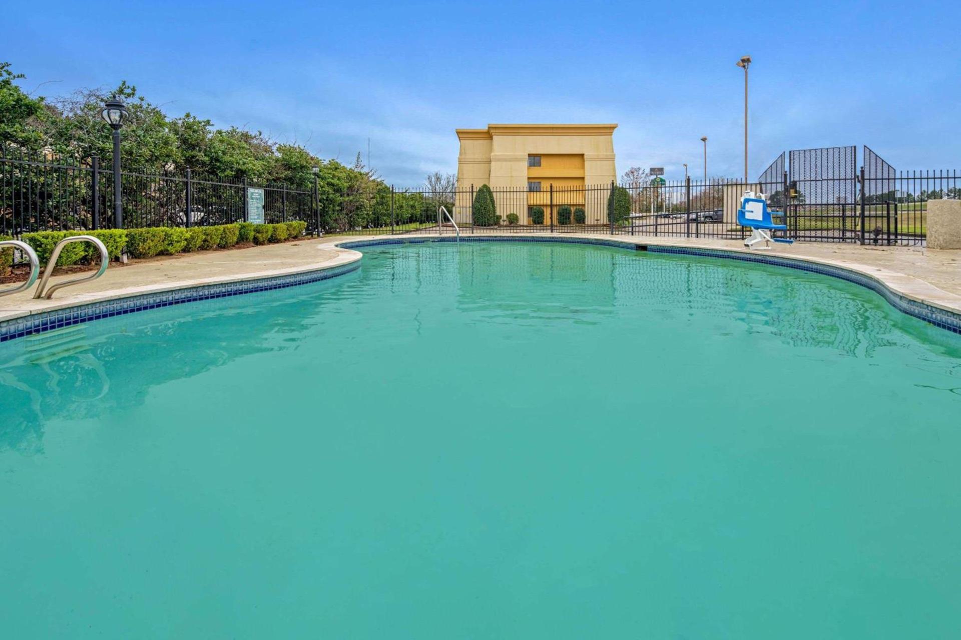 La Quinta by Wyndham Baton Rouge Siegen Lane photo 8