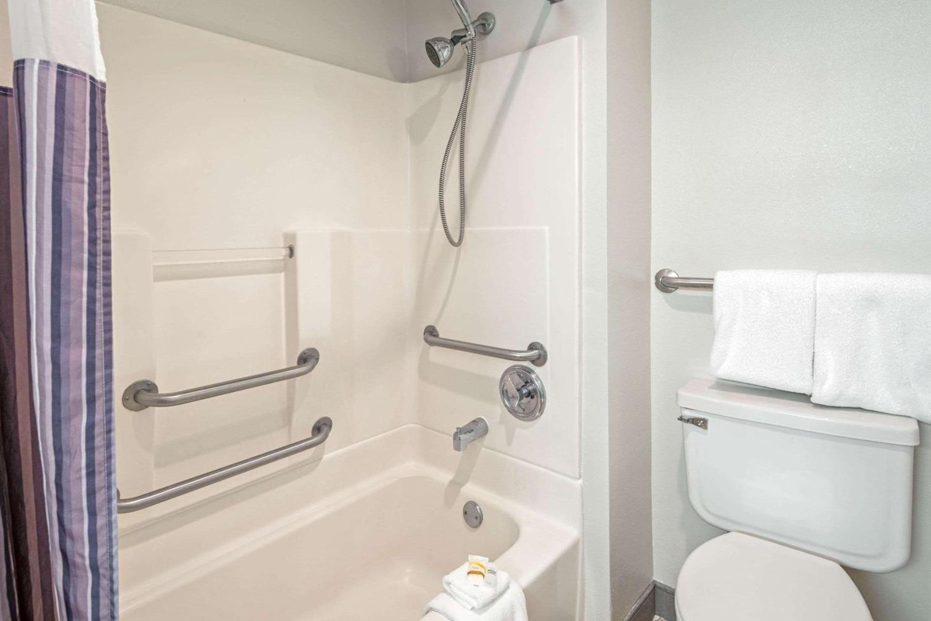 La Quinta by Wyndham Baton Rouge Siegen Lane photo 11