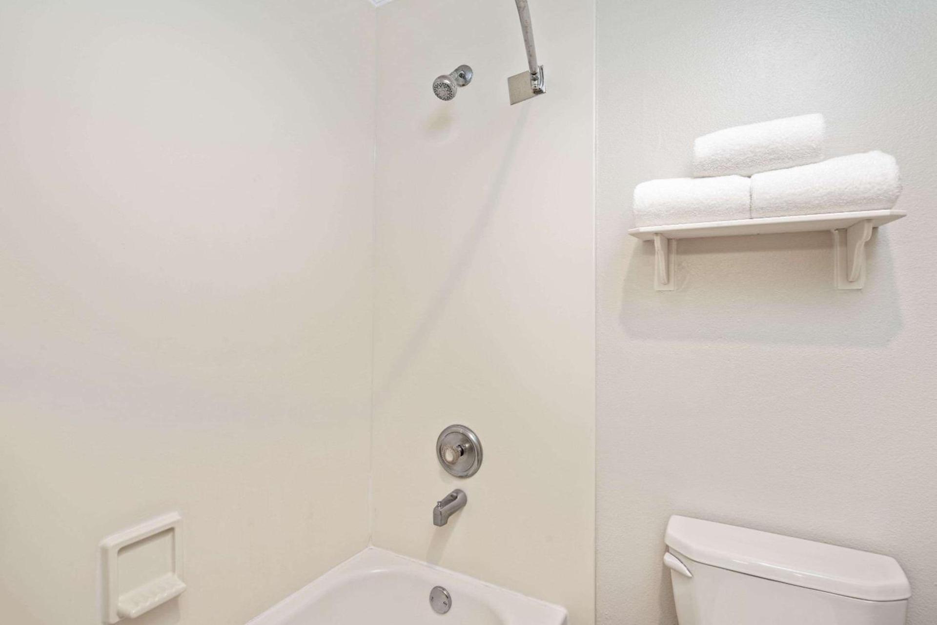 La Quinta by Wyndham Baton Rouge Siegen Lane photo 14