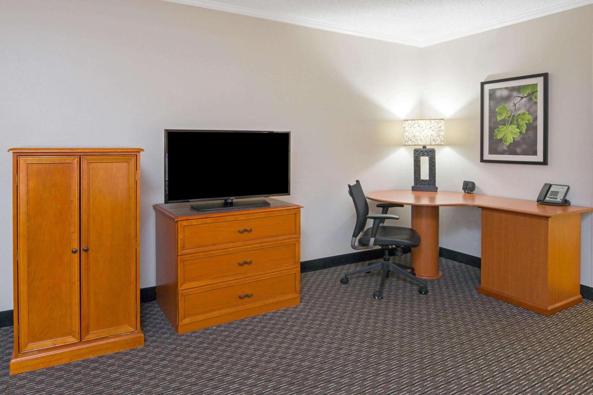 La Quinta by Wyndham Baton Rouge Siegen Lane photo 22