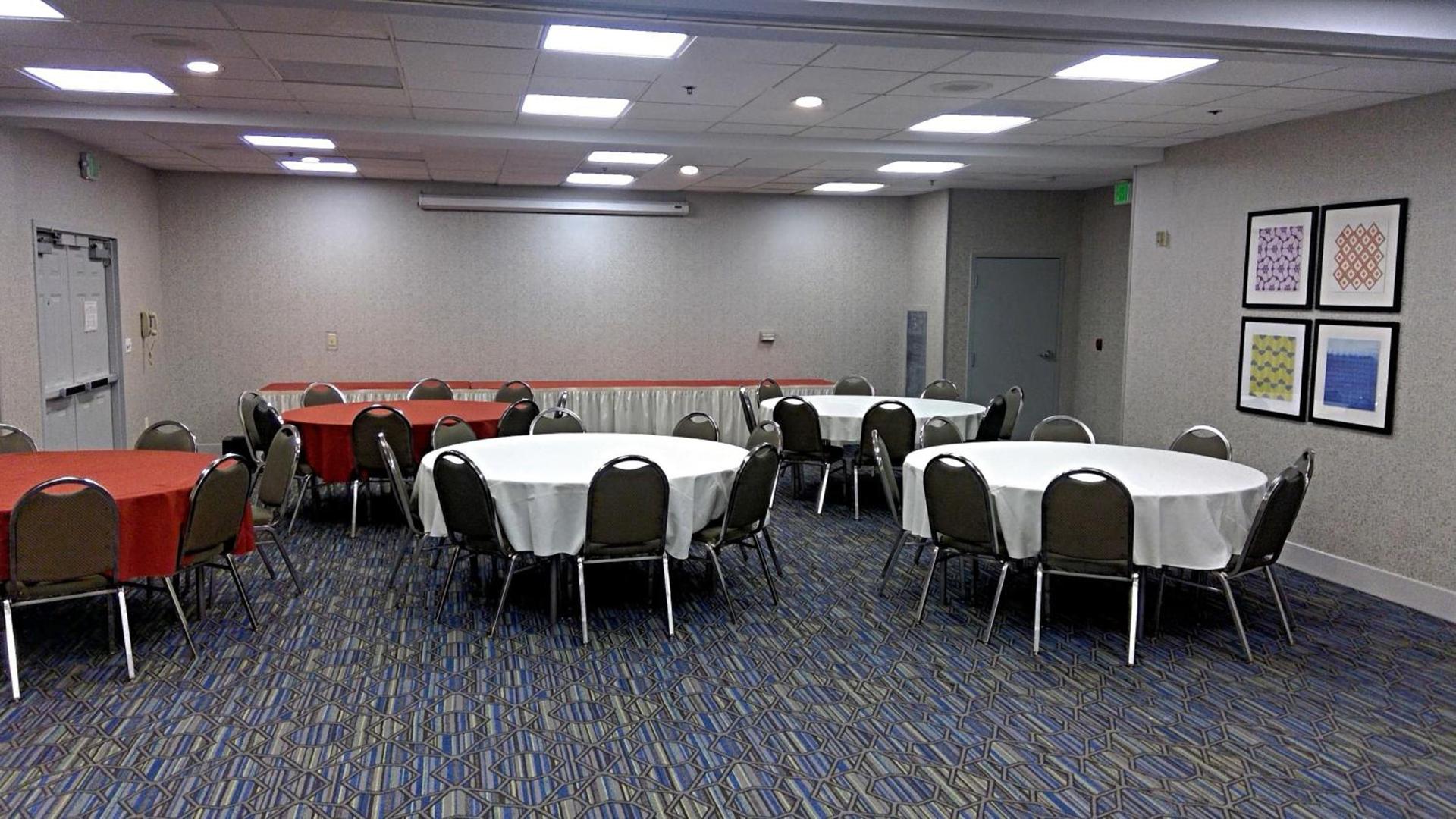 Holiday Inn Express & Suites Tracy by IHG photo 17