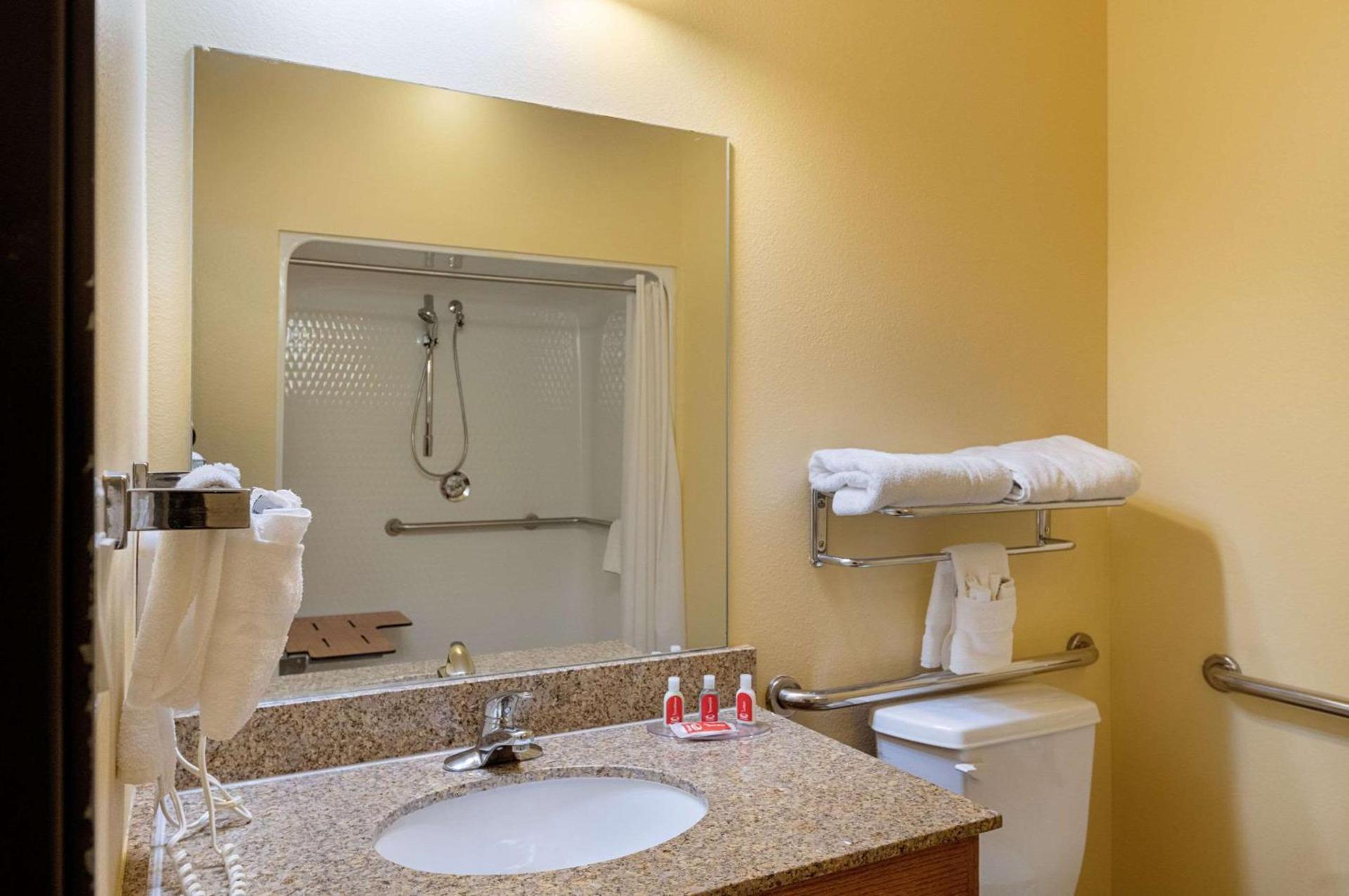 Econo Lodge Inn & Suites Bridgeport photo 7