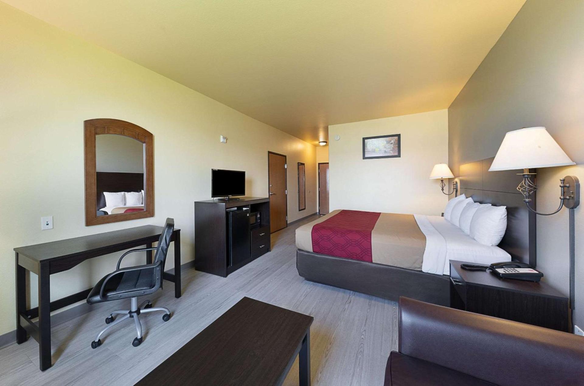 Econo Lodge Inn & Suites Bridgeport photo 6