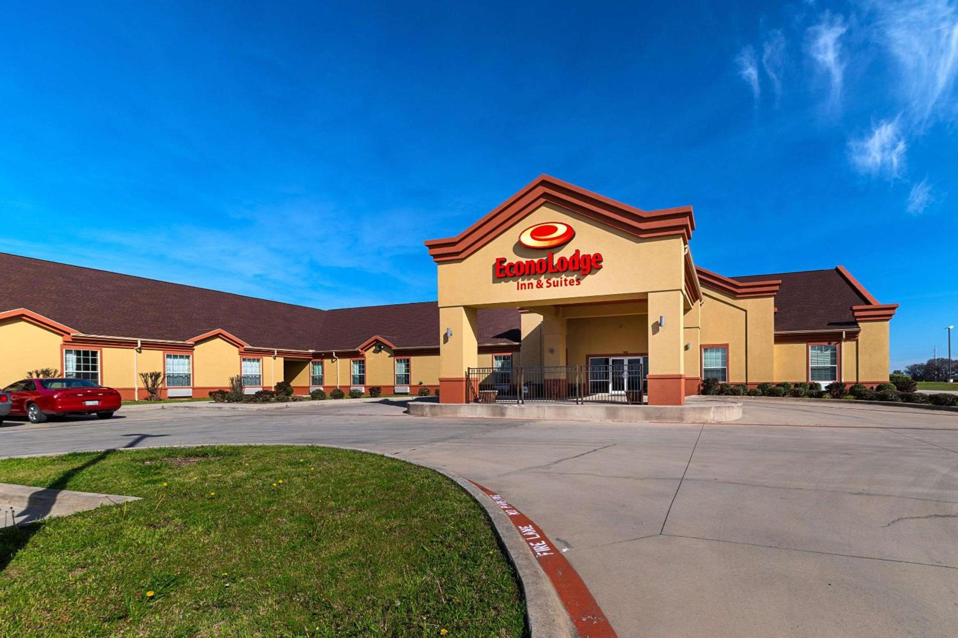 Econo Lodge Inn & Suites Bridgeport photo 2