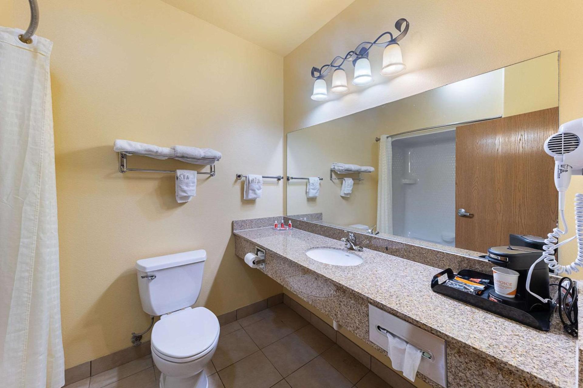 Econo Lodge Inn & Suites Bridgeport photo 11