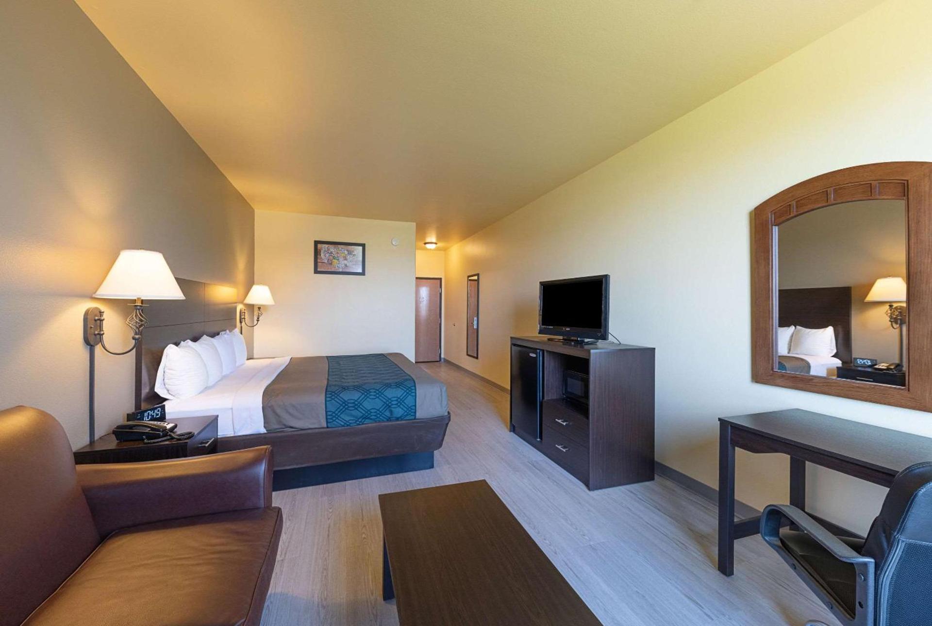 Econo Lodge Inn & Suites Bridgeport photo 9