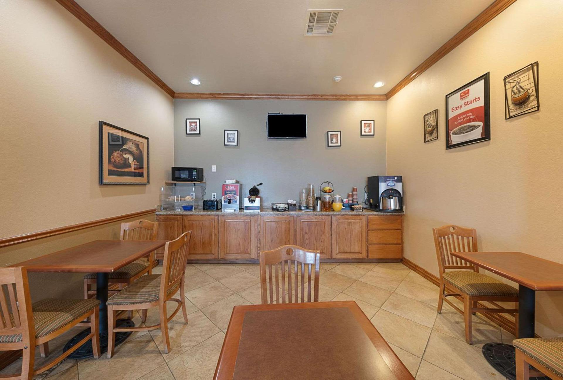 Econo Lodge Inn & Suites Bridgeport photo 18