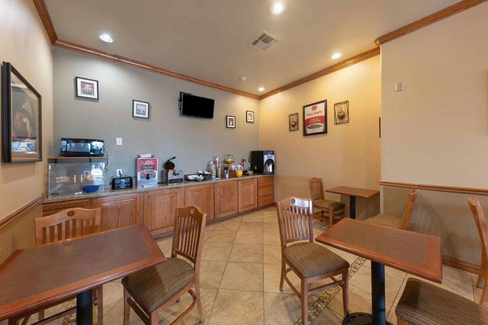 Econo Lodge Inn & Suites Bridgeport photo 17