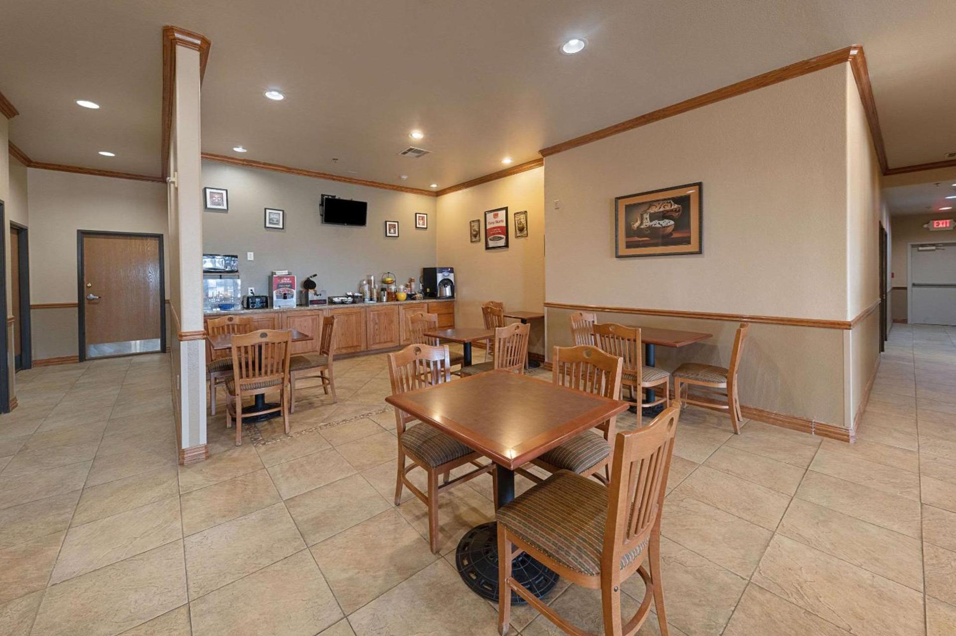 Econo Lodge Inn & Suites Bridgeport photo 16