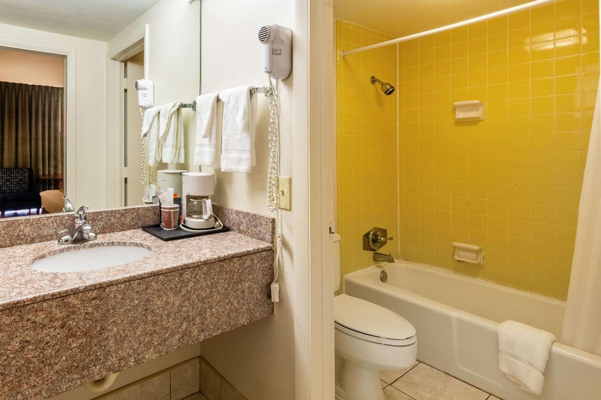 Econo Lodge Lake City-North photo 13