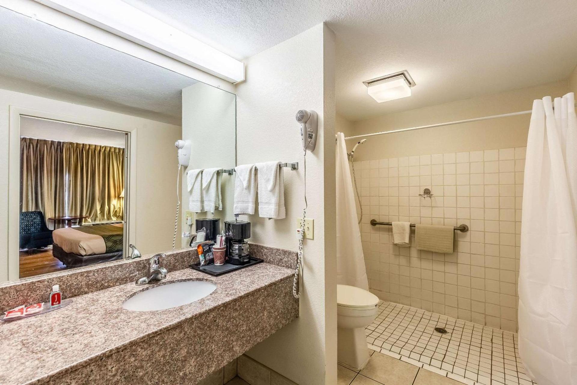 Econo Lodge Lake City-North photo 17