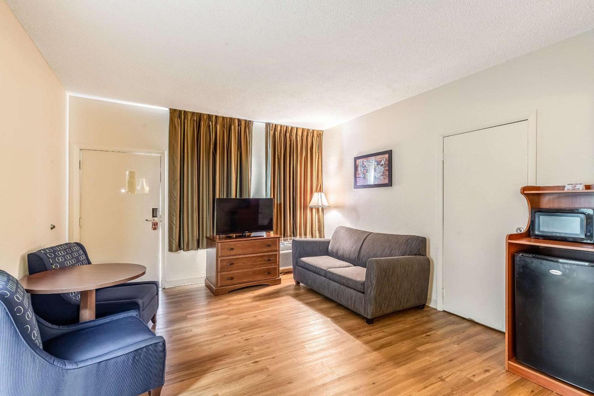 Econo Lodge Lake City-North photo 25