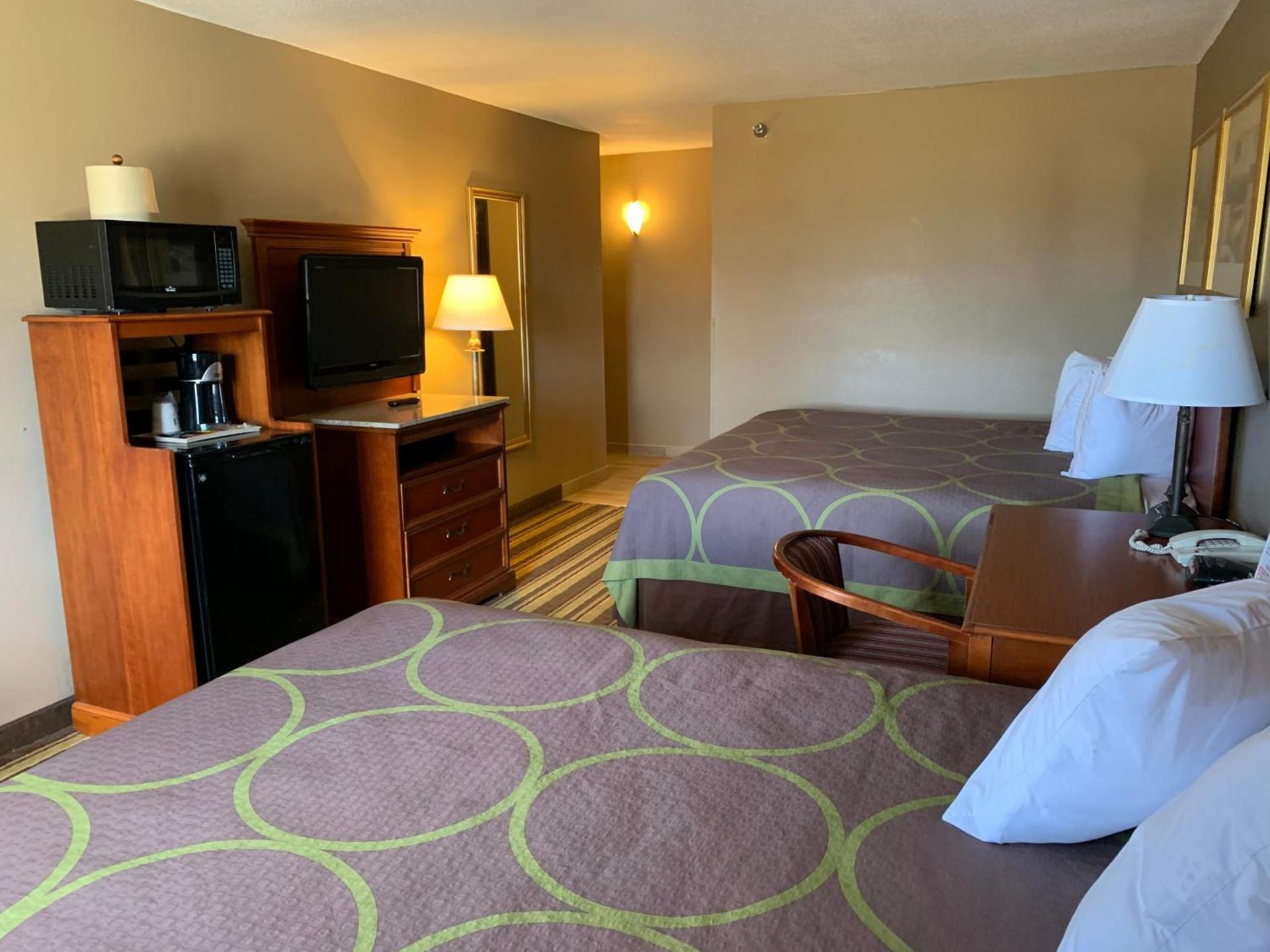 Super 8 by Wyndham Tilton/Lake Winnipesaukee photo 23