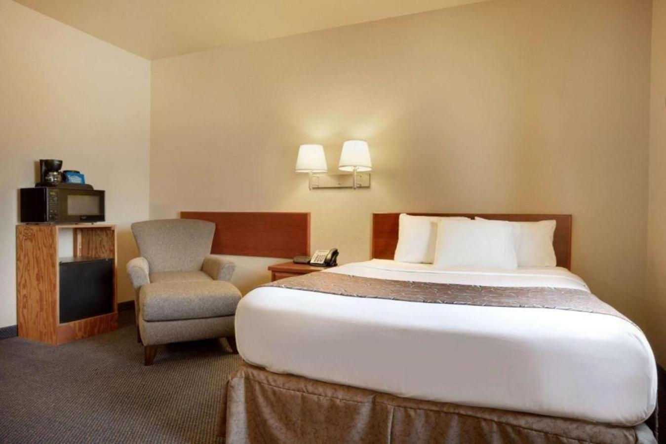 Travelodge by Wyndham Gillette photo 10