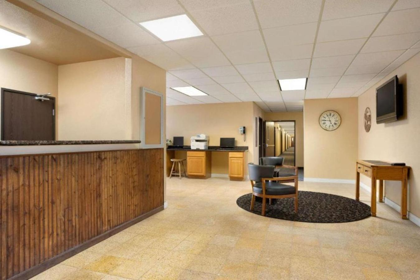 Travelodge by Wyndham Gillette photo 8
