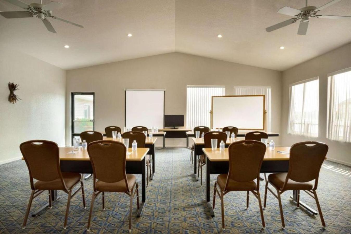 Travelodge by Wyndham Gillette photo 7