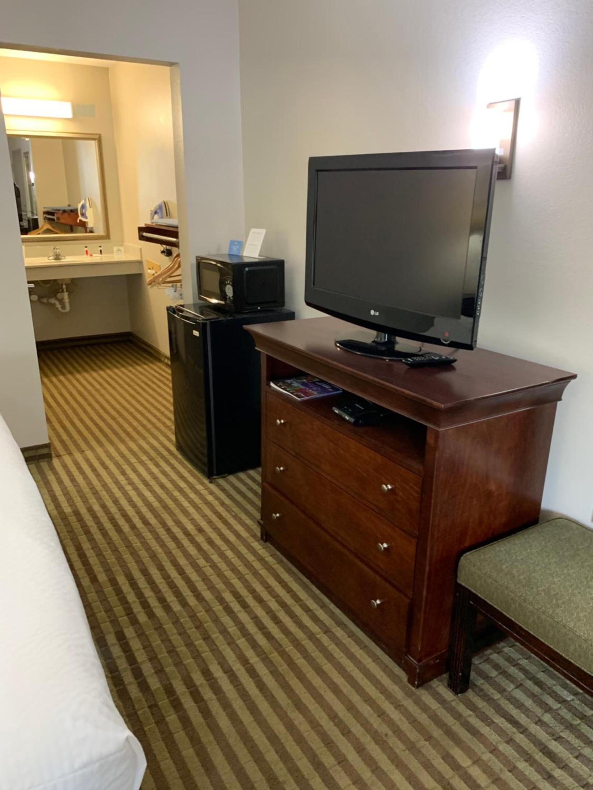 Days Inn by Wyndham Ocean Springs photo 17