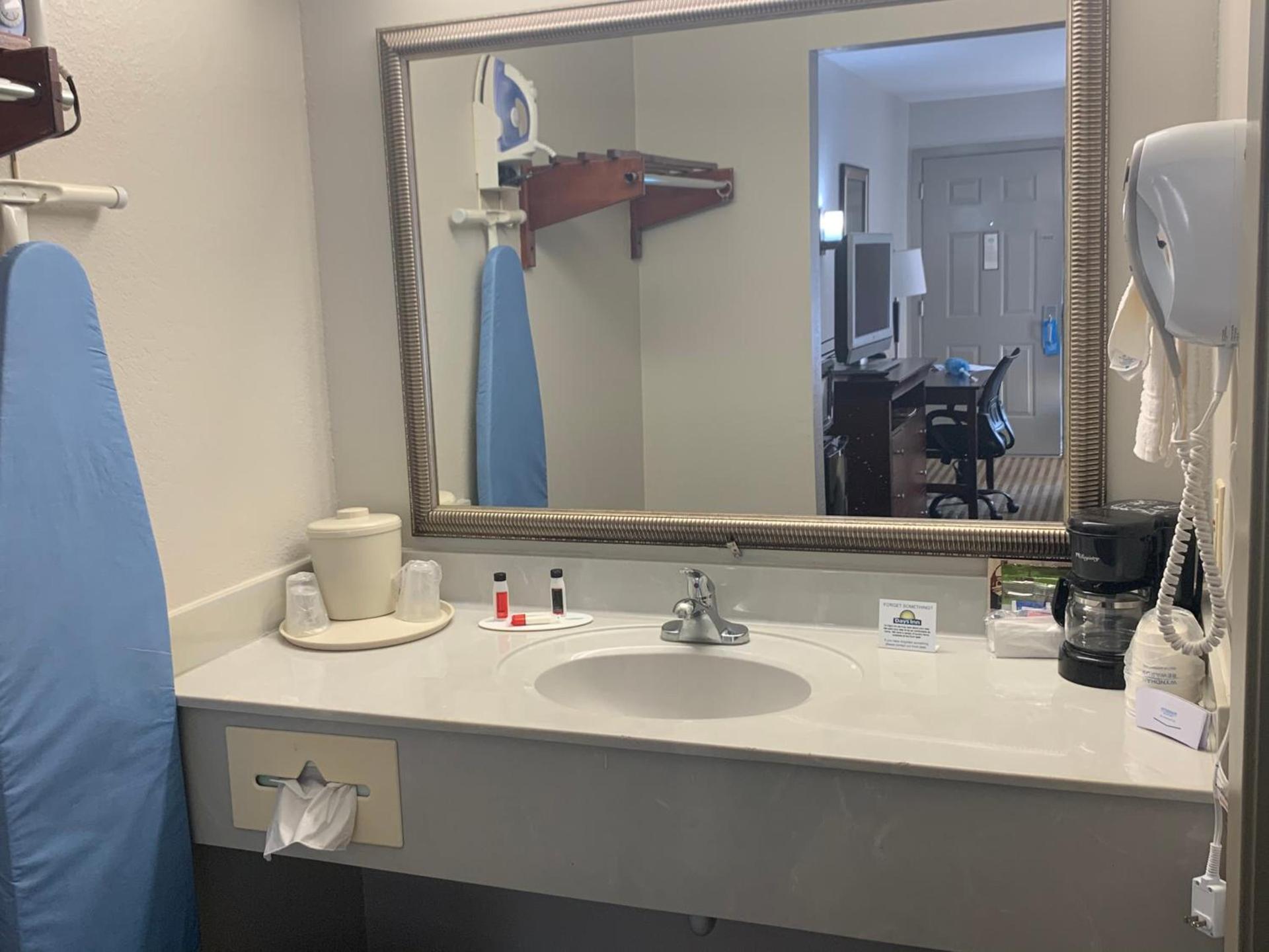 Days Inn by Wyndham Ocean Springs photo 16