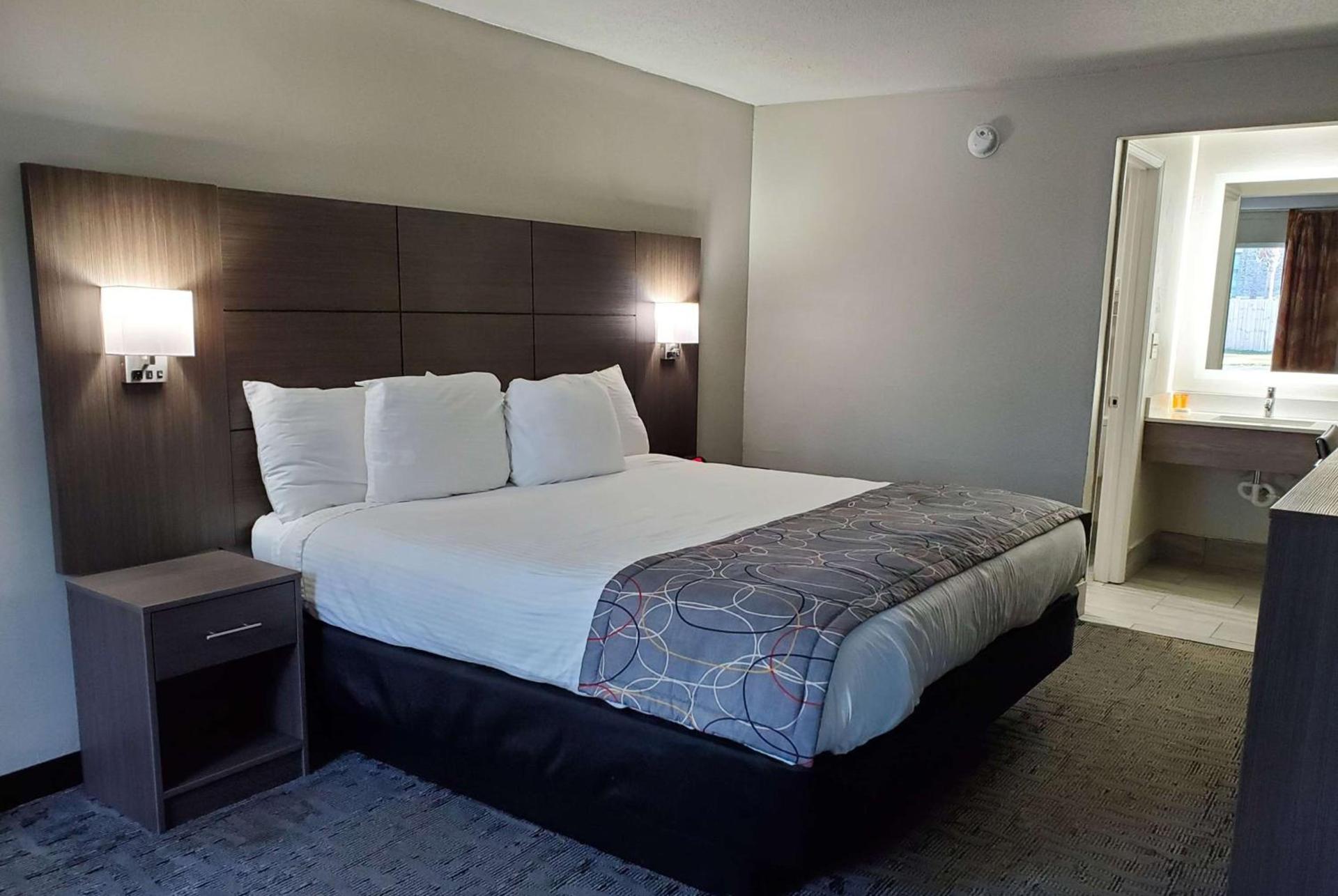 Days Inn & Suites by Wyndham Charleston Airport West photo 10
