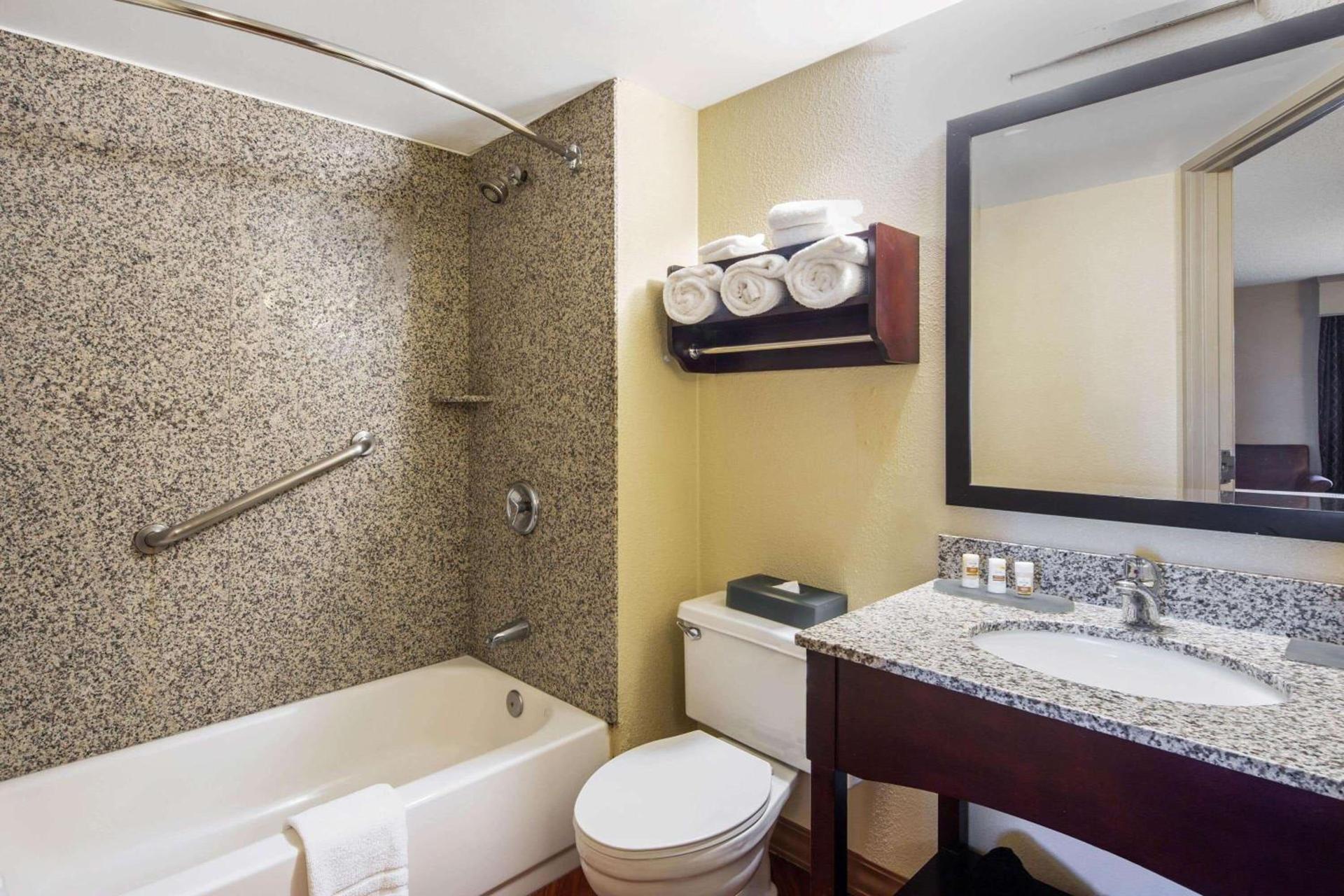 La Quinta by Wyndham Oakland Airport Coliseum photo 5
