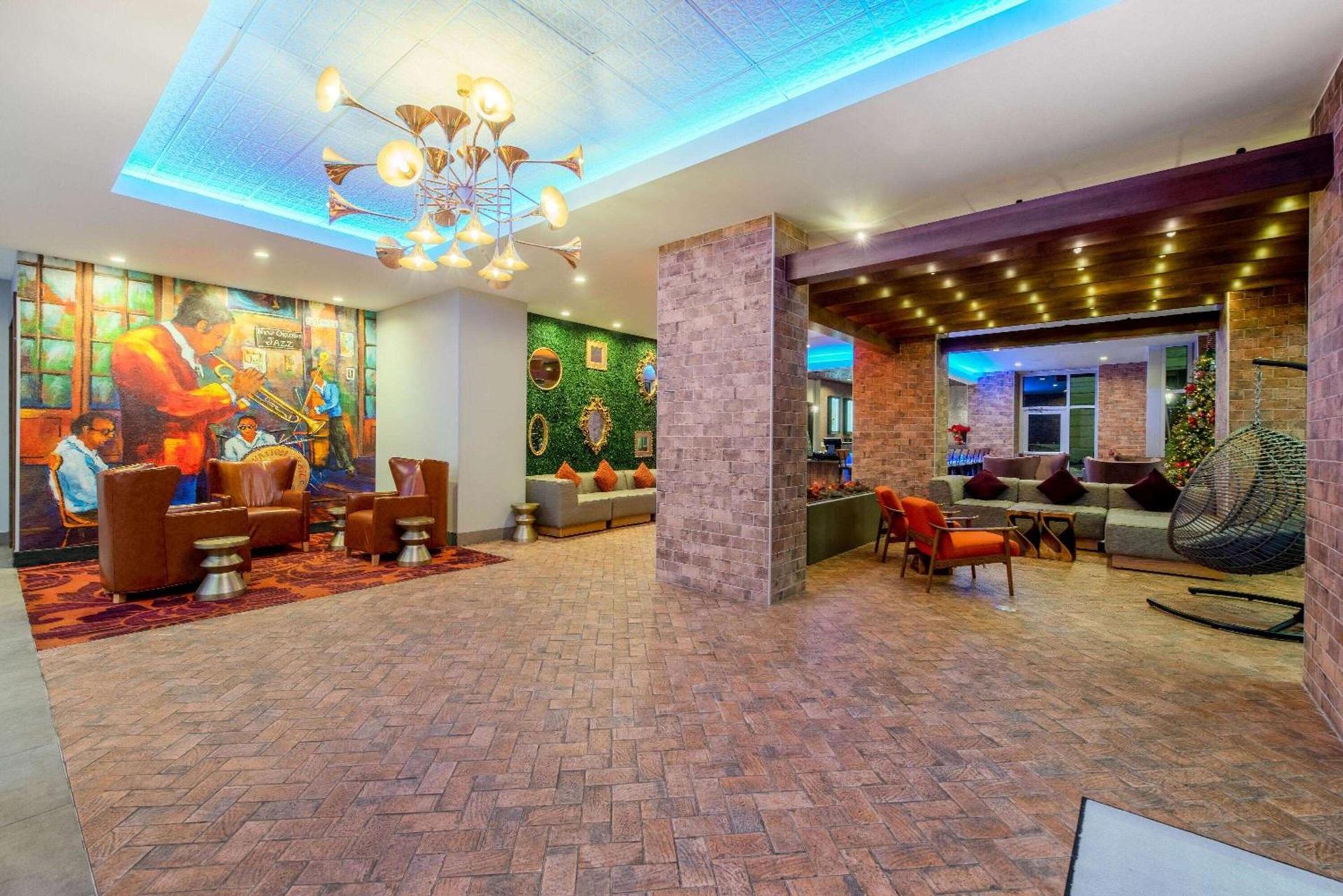 La Quinta Inn & Suites by Wyndham New Orleans Downtown photo 2
