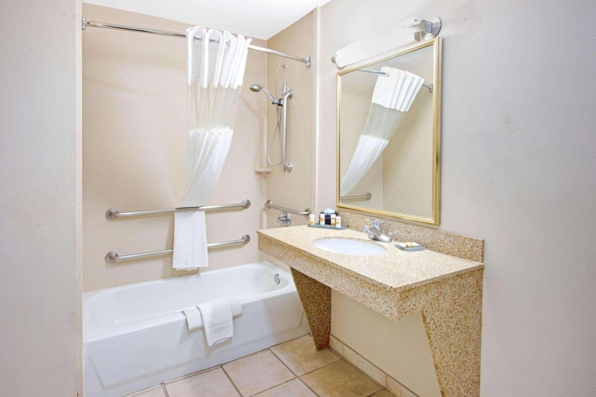 La Quinta by Wyndham Ruidoso Downs photo 31