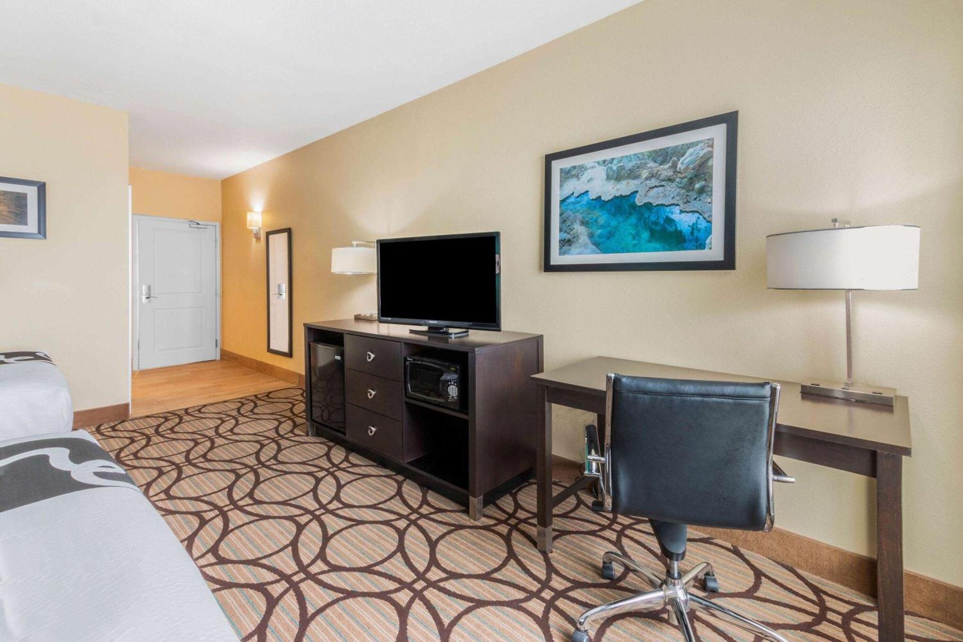 La Quinta by Wyndham Carlsbad photo 15