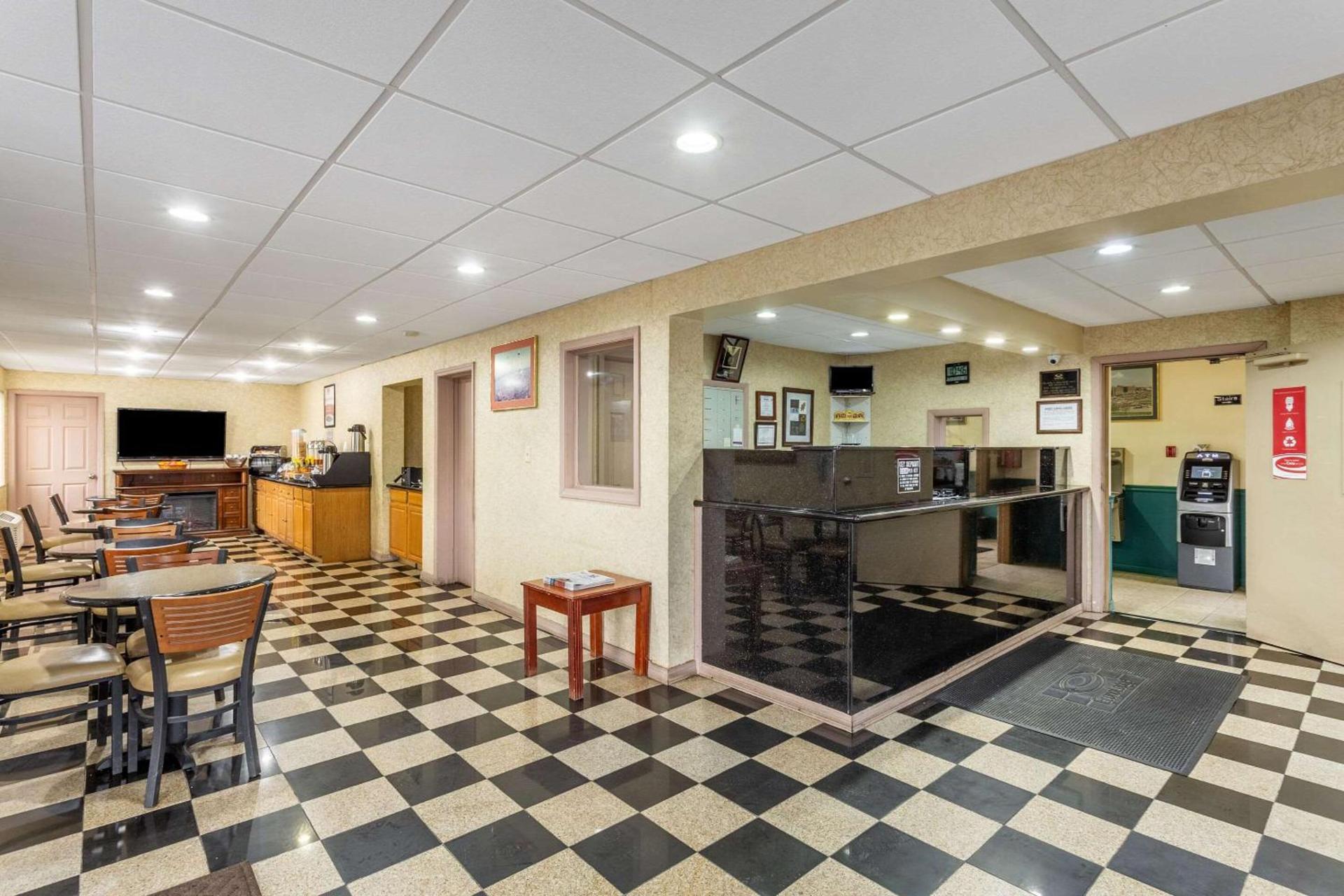 Econo Lodge Morgantown photo 4