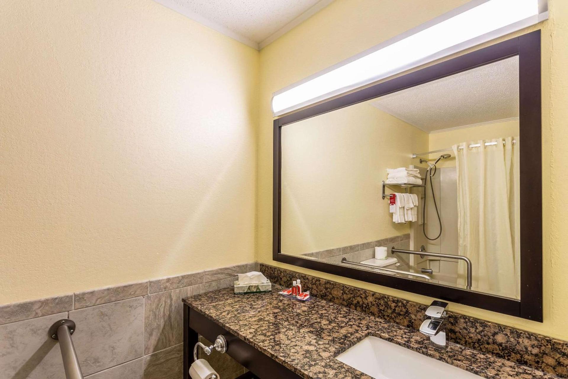 Econo Lodge Morgantown photo 12