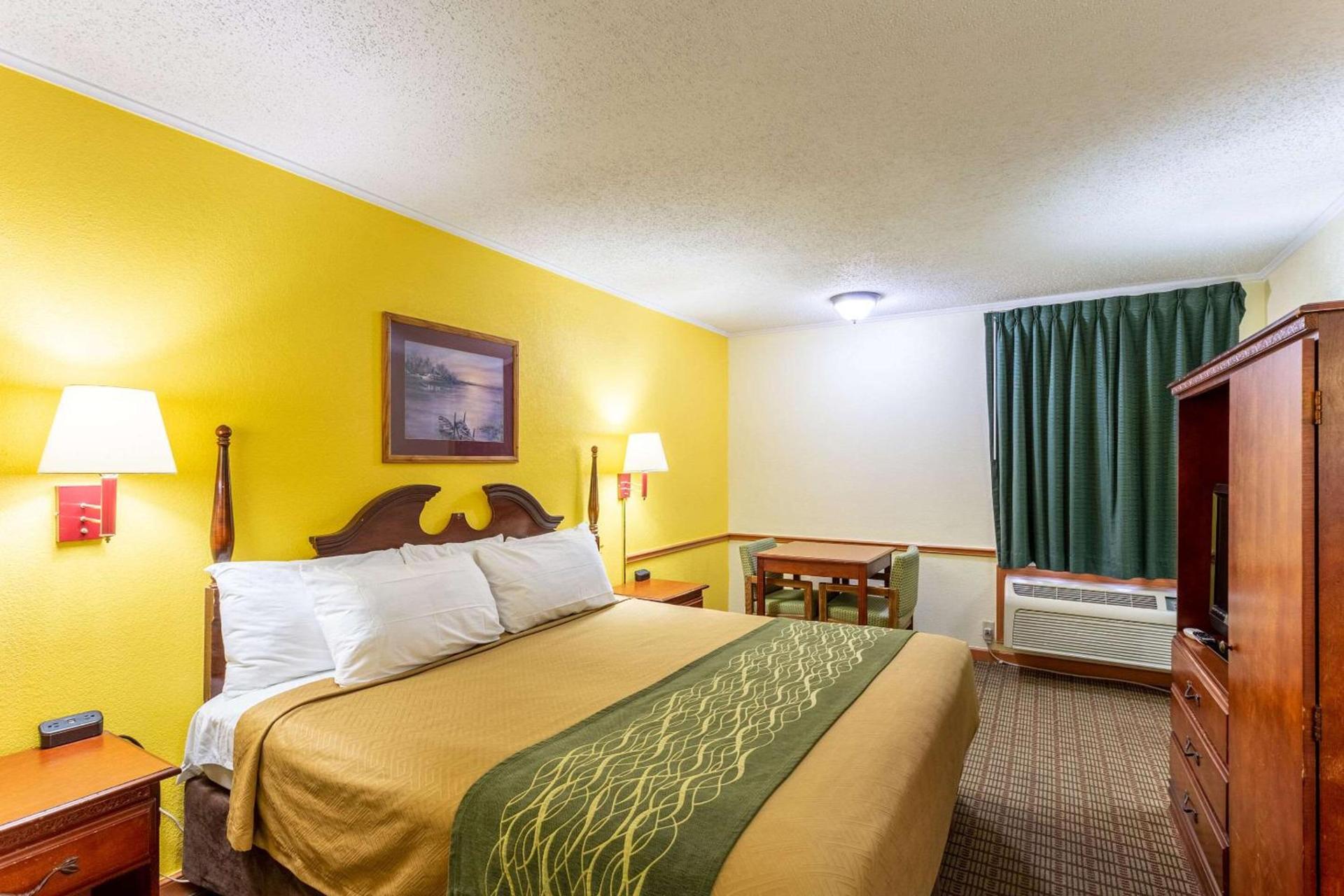 Econo Lodge Morgantown photo 13