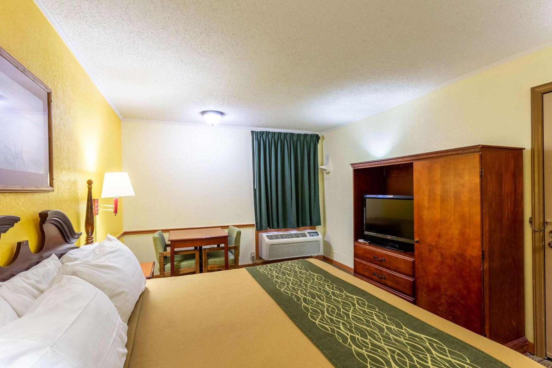 Econo Lodge Morgantown photo 14