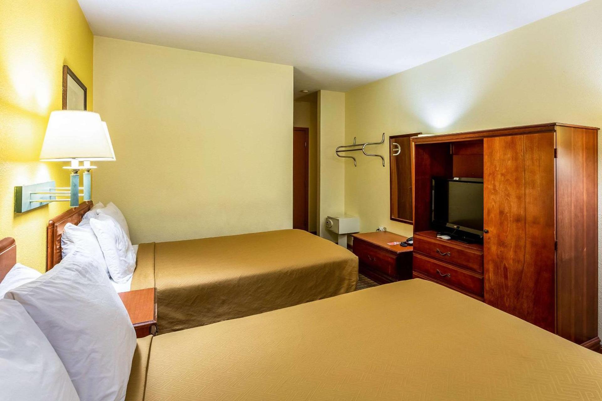 Econo Lodge Morgantown photo 17