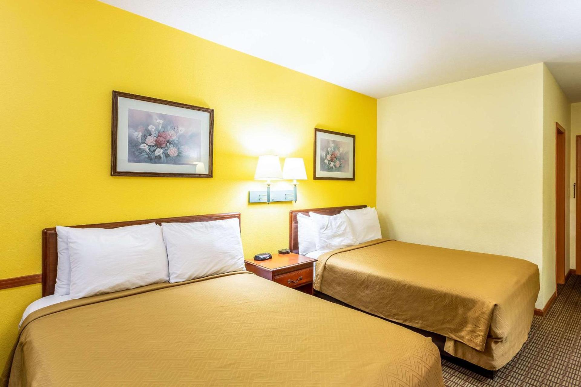 Econo Lodge Morgantown photo 18