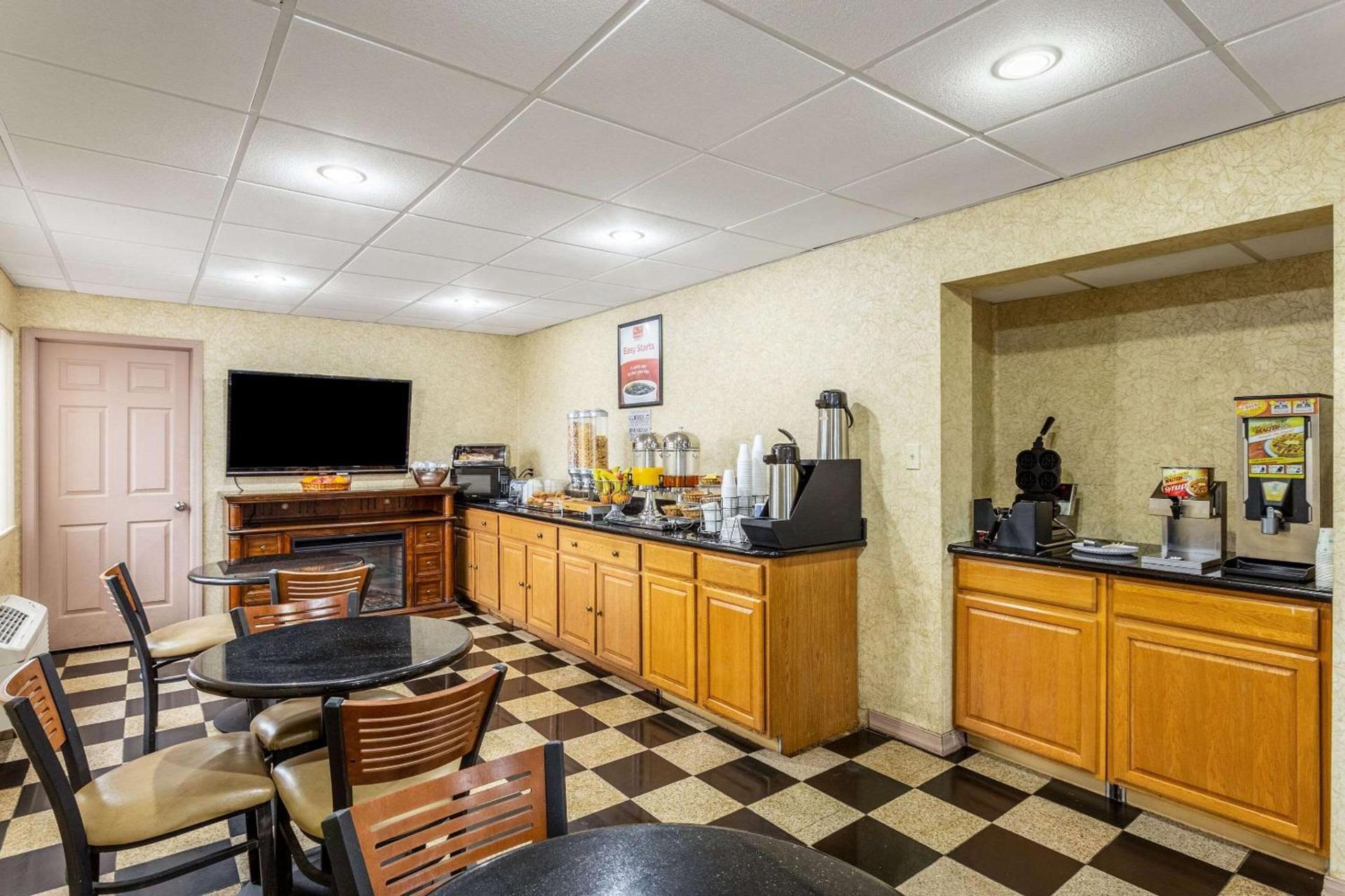 Econo Lodge Morgantown photo 22