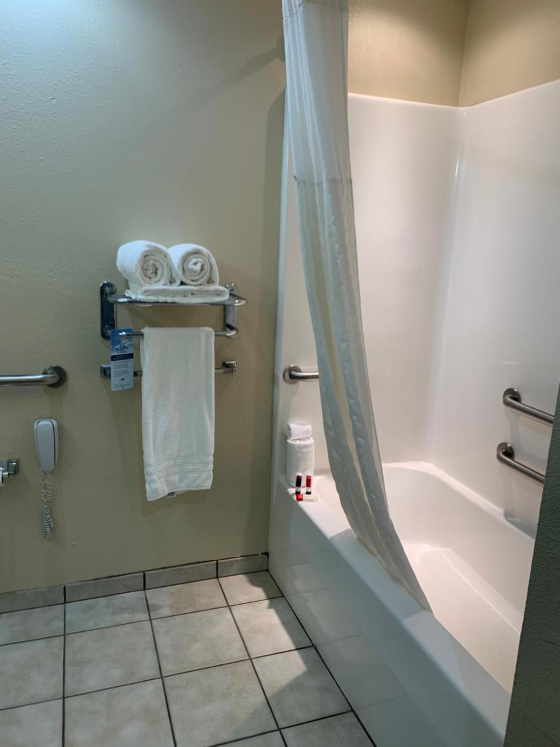 Microtel Inn & Suites by Wyndham Hattiesburg photo 2