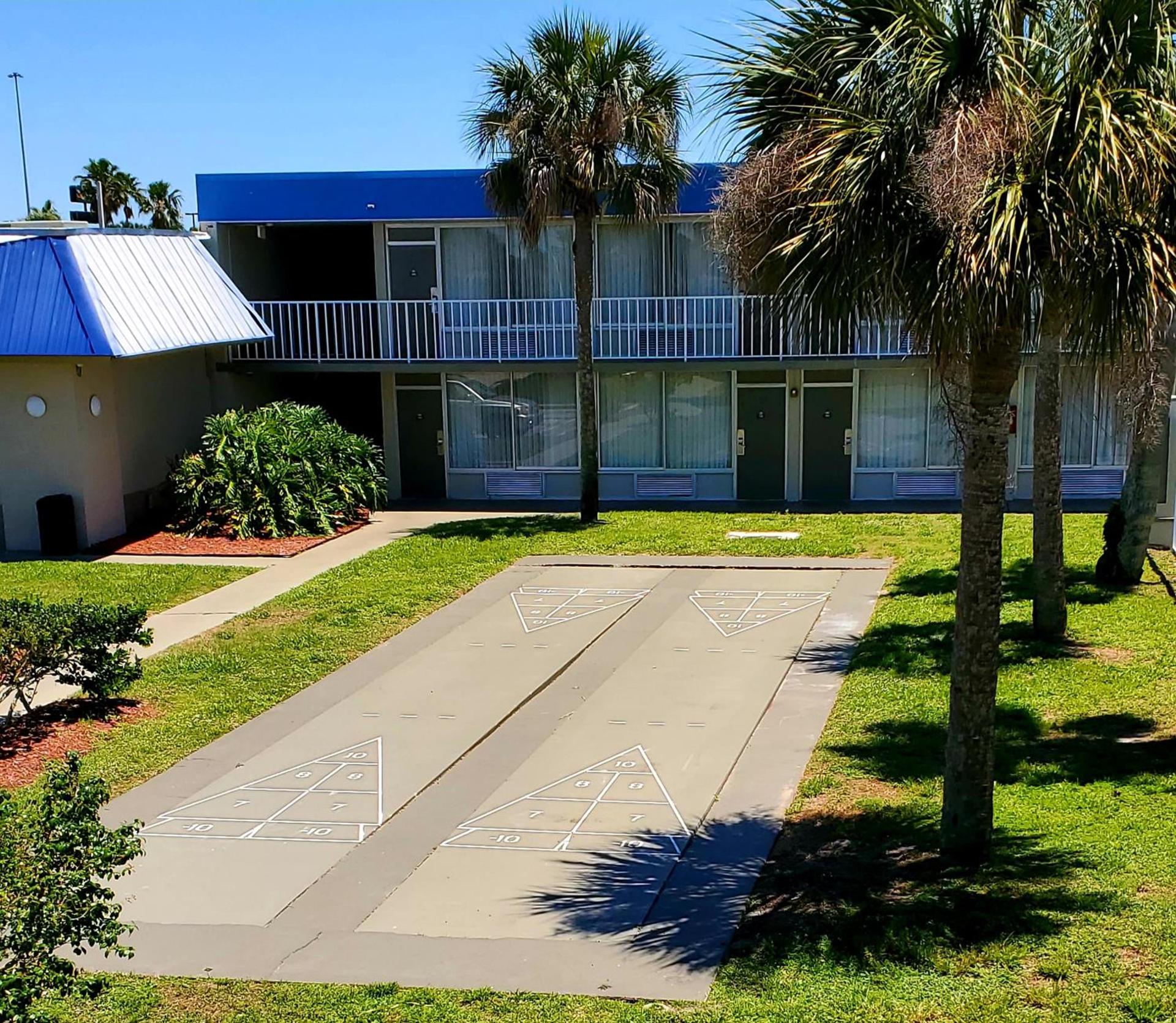 Days Inn by Wyndham Titusville Kennedy Space Center photo 19