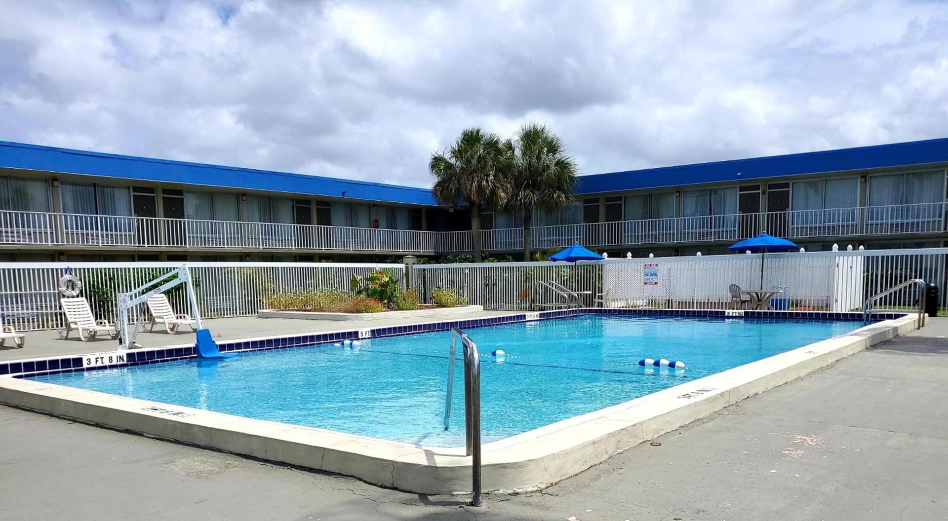 Days Inn by Wyndham Titusville Kennedy Space Center photo 20