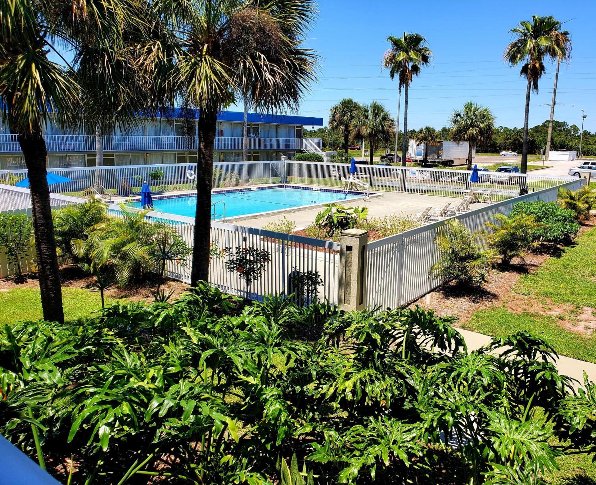 Days Inn by Wyndham Titusville Kennedy Space Center photo 16