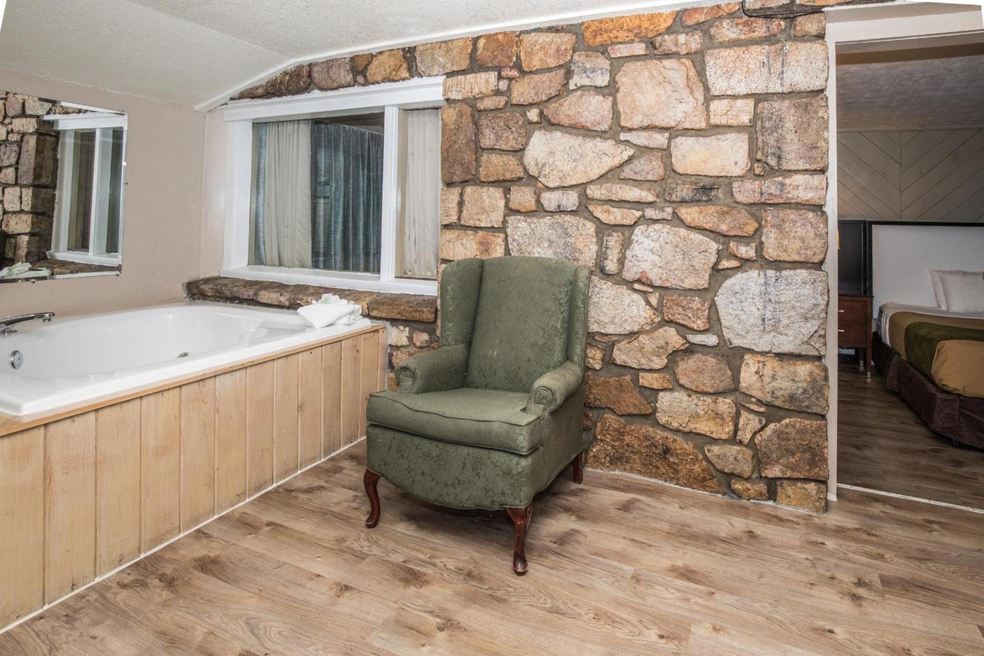Fabulous Chalet Inn photo 10
