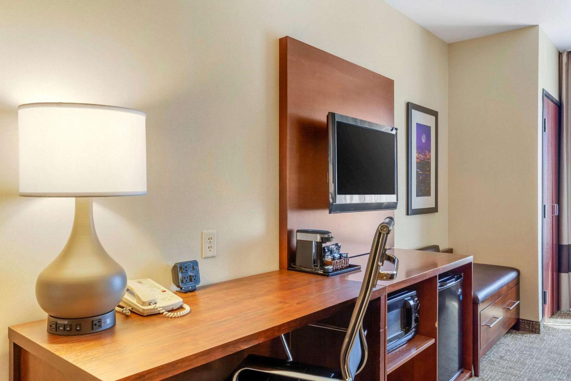 Comfort Suites Glendale - State Farm Stadium Area photo 10