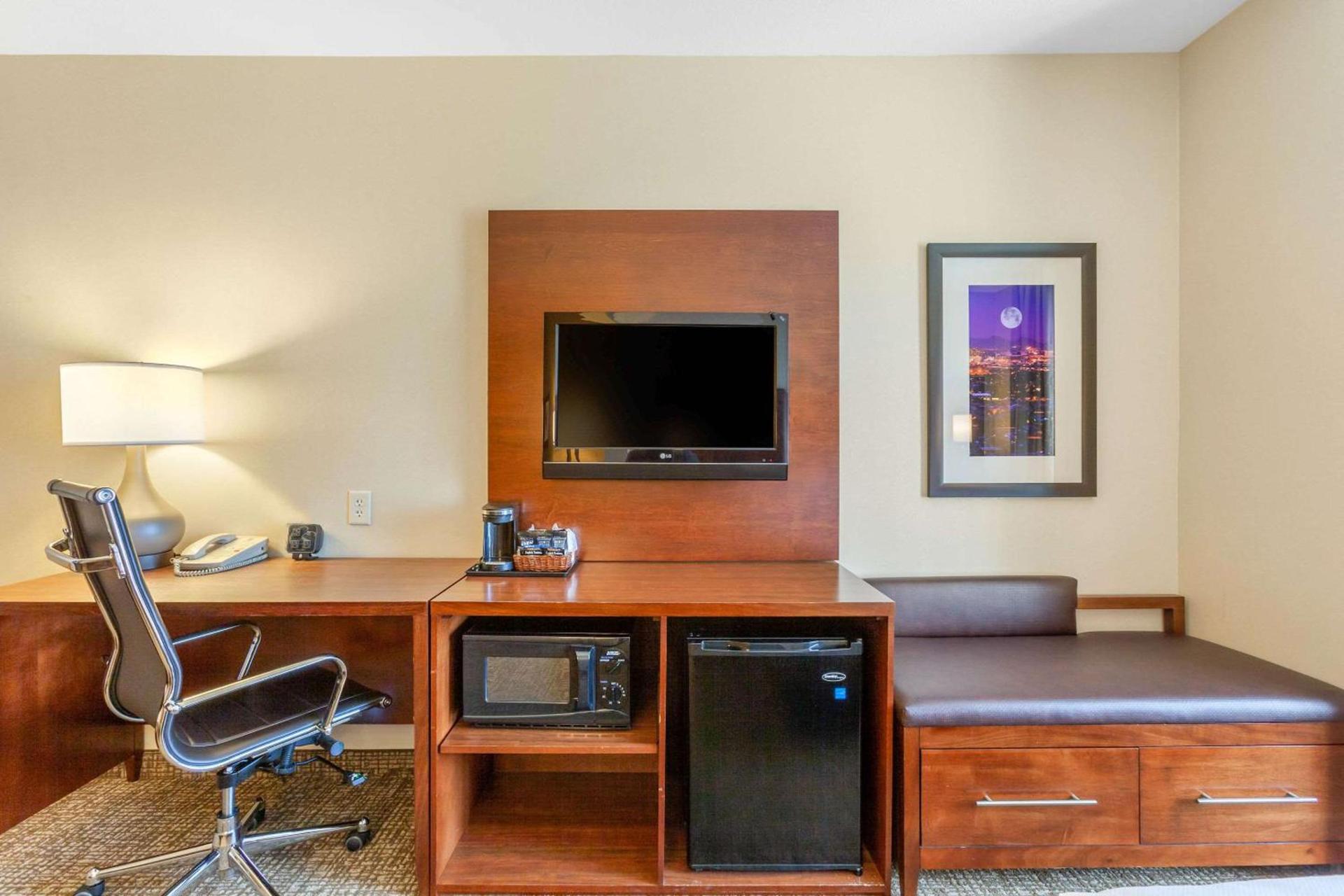 Comfort Suites Glendale - State Farm Stadium Area photo 11