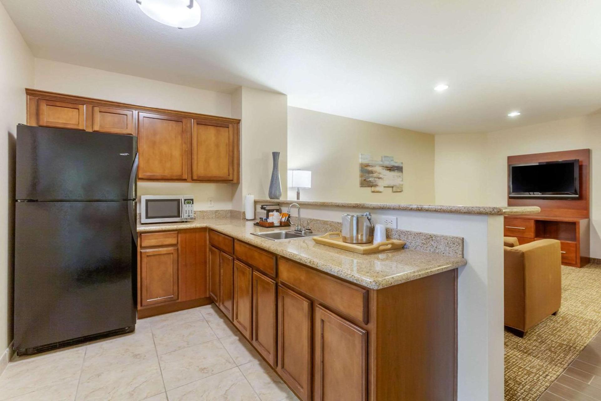 Comfort Suites Glendale - State Farm Stadium Area photo 18