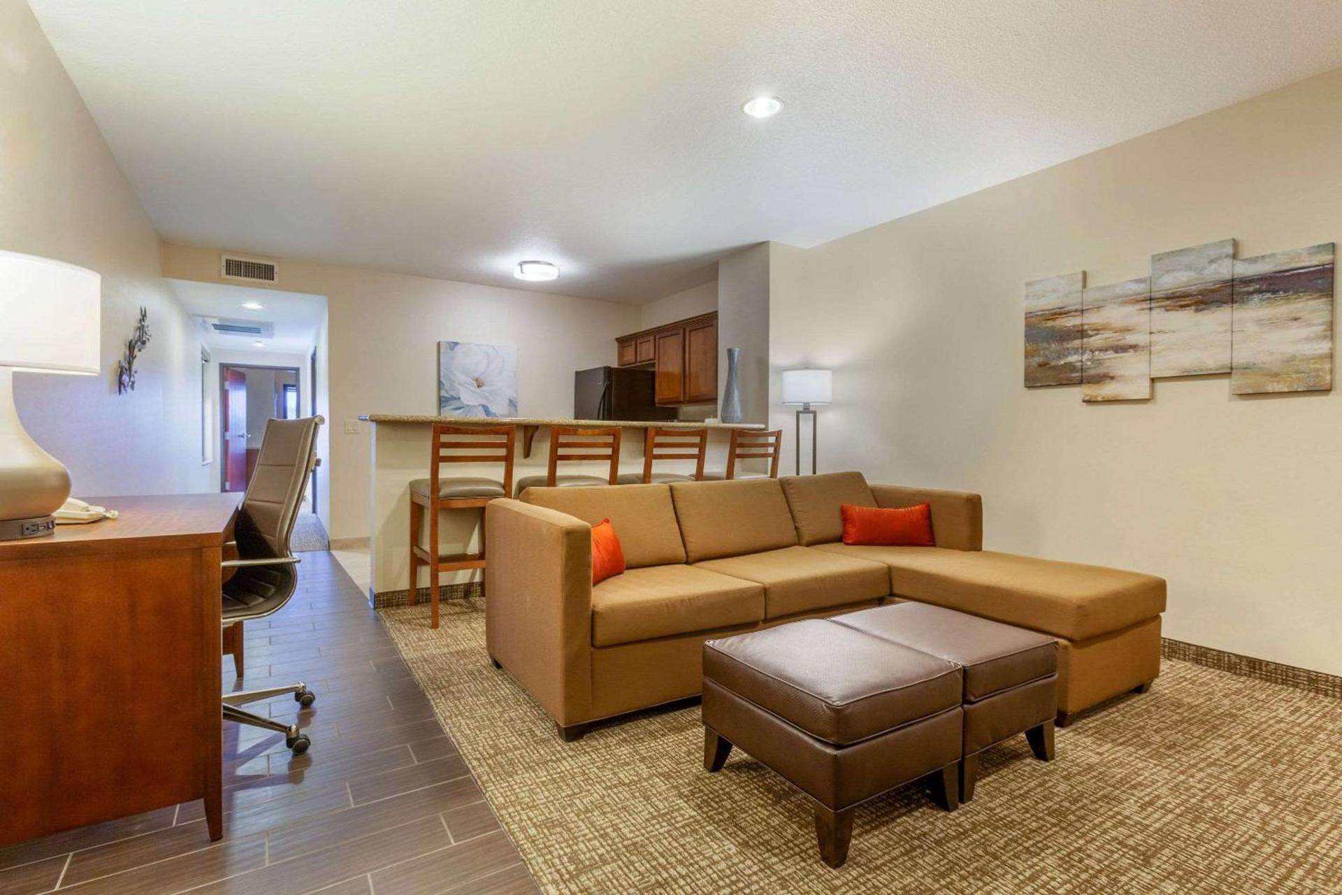 Comfort Suites Glendale - State Farm Stadium Area photo 19