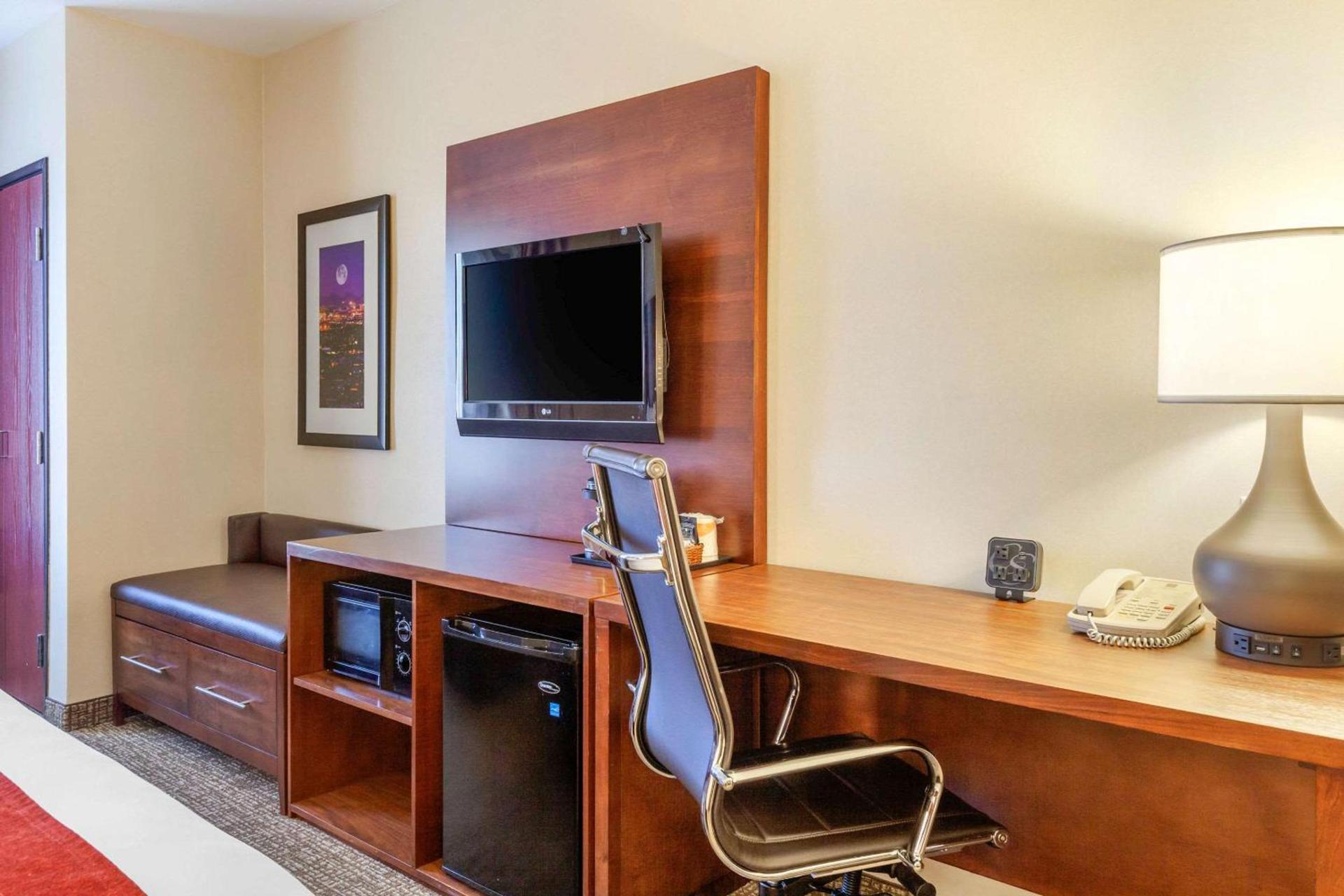 Comfort Suites Glendale - State Farm Stadium Area photo 23