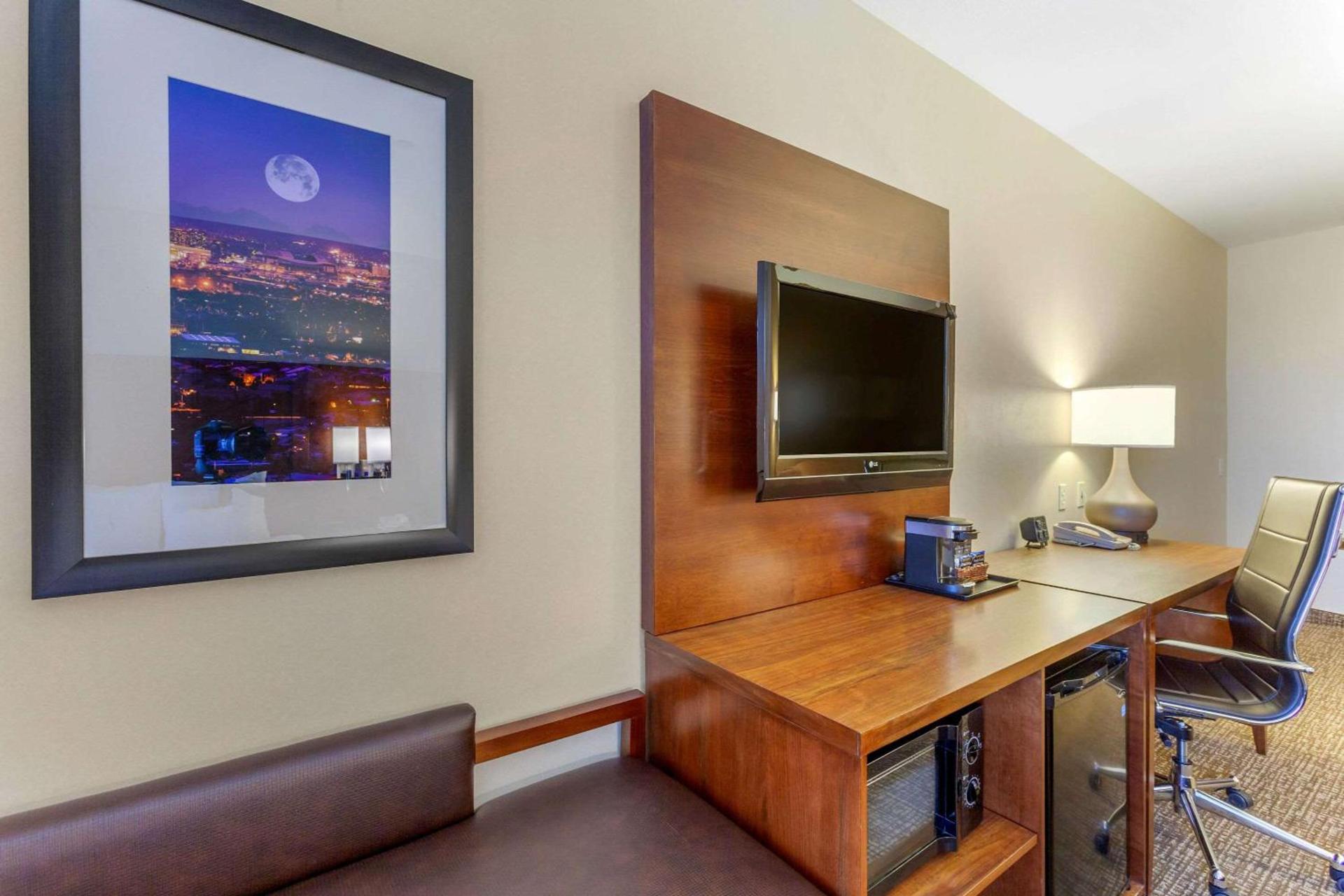 Comfort Suites Glendale - State Farm Stadium Area photo 24