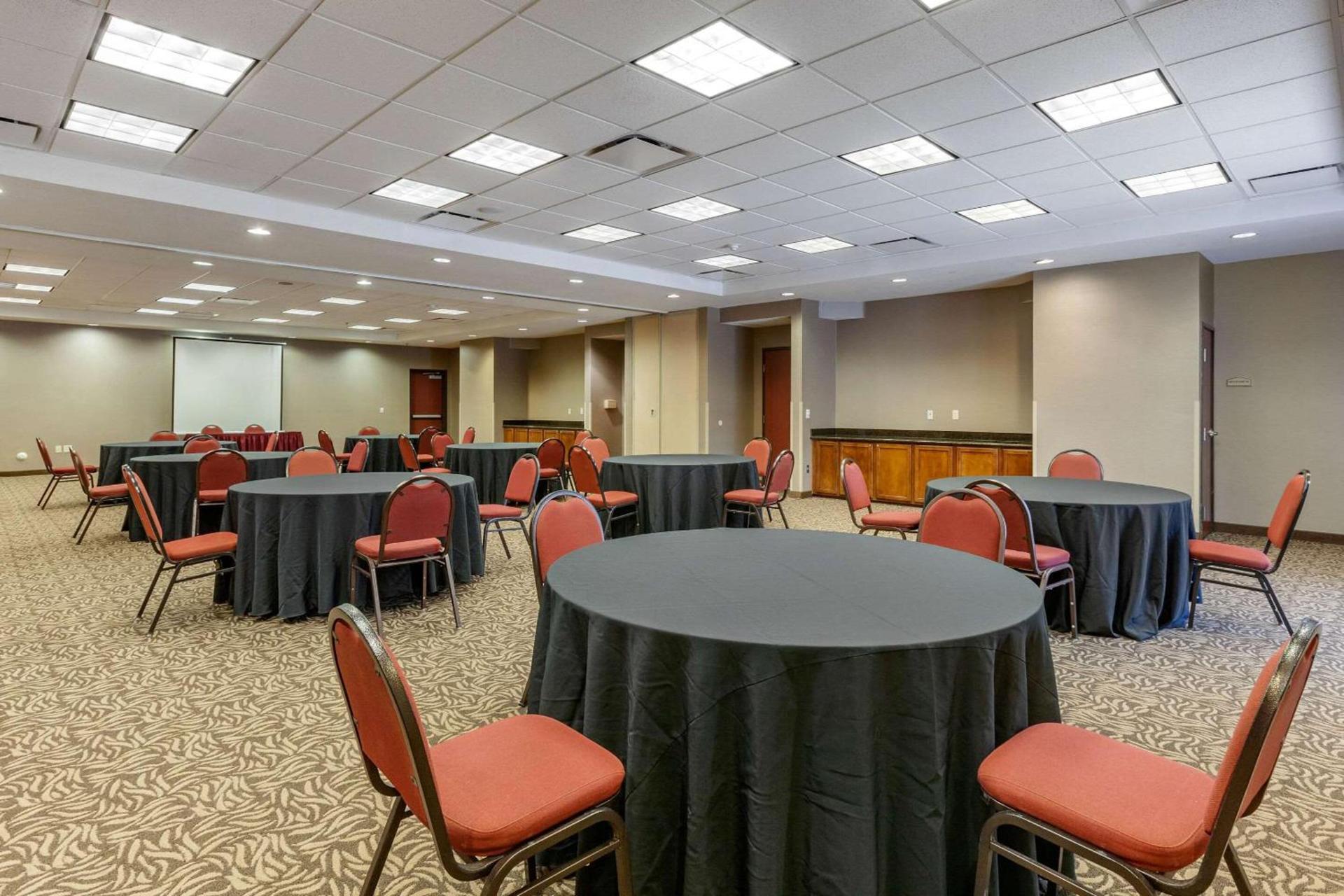 Comfort Suites Glendale - State Farm Stadium Area photo 33
