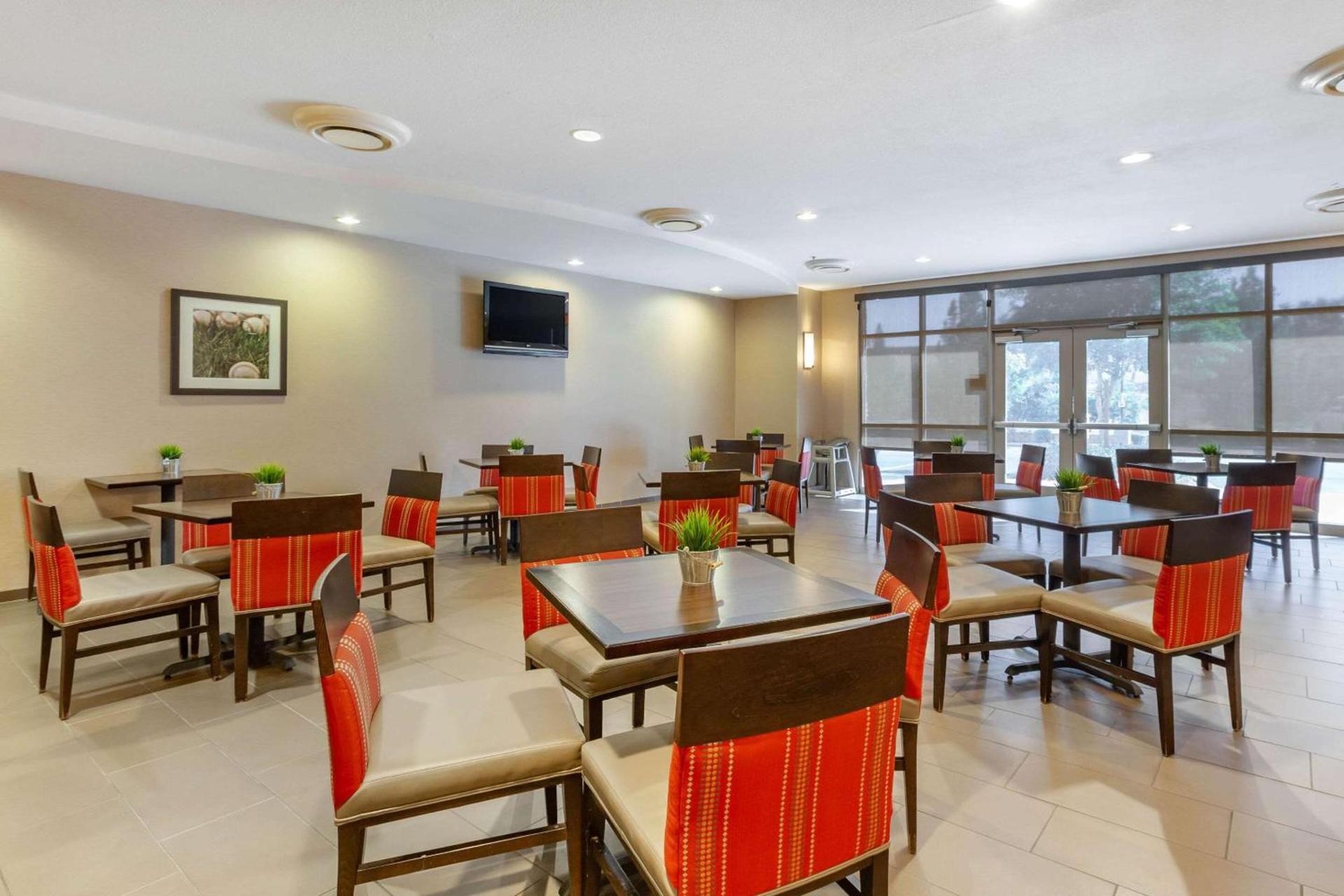 Comfort Suites Glendale - State Farm Stadium Area photo 35