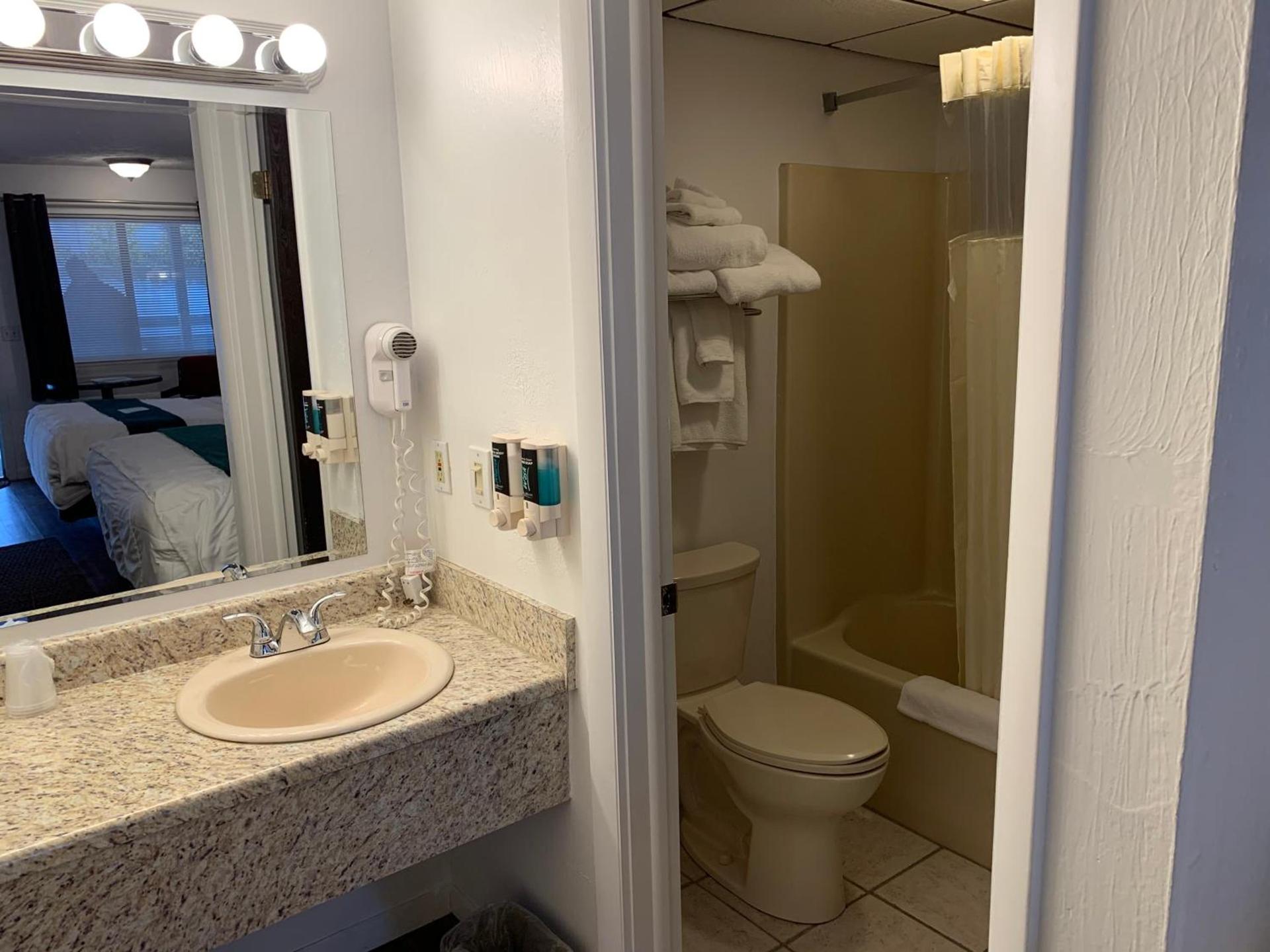 Baymont by Wyndham Petoskey photo 9